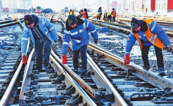 牡丹江铁路工务段巡查钢轨状态