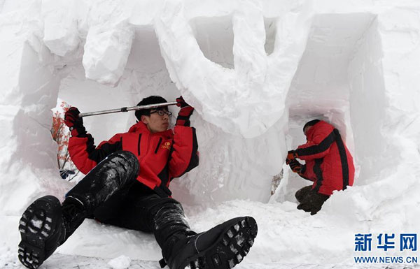 雪雕创作忙
